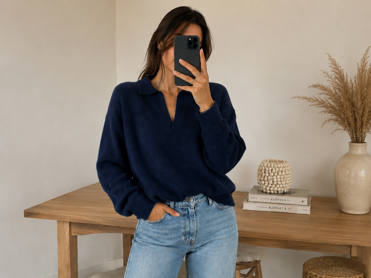 selfie miroir en pull bleu marine