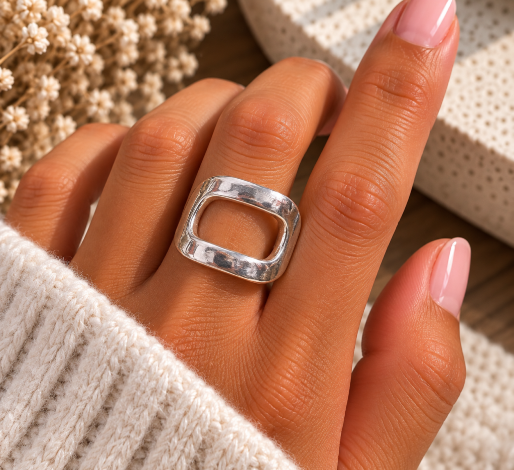 bague ovale secret de cuir